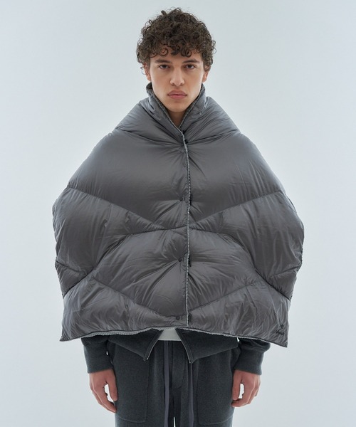 NANGA(ナンガ)の「NANGA M4E×NANGA / リバーシブルダウンポンチョマフラー(マフラー・メンズ・ライトグレー/チャコールグレー・FREE)」の1枚目の写真