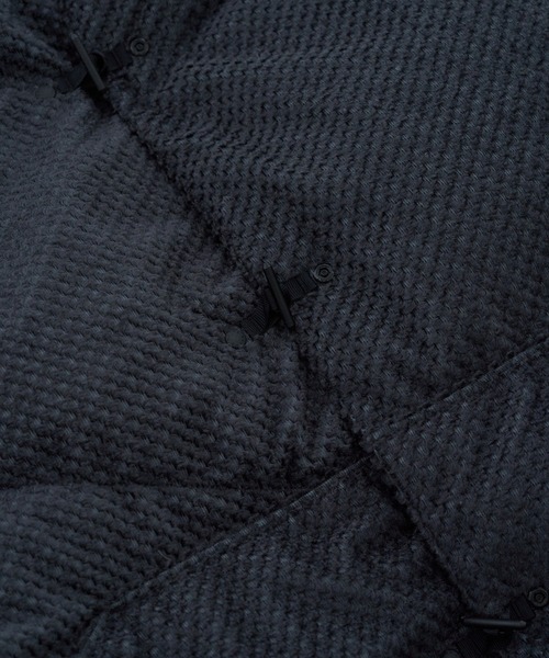 NANGA(ナンガ)の「NANGA M4E×NANGA / リバーシブルダウンポンチョマフラー(マフラー・メンズ・ライトグレー/チャコールグレー・FREE)」の5枚目の写真