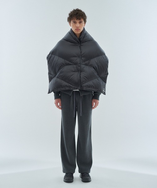 NANGA(ナンガ)の「NANGA M4E×NANGA / リバーシブルダウンポンチョマフラー(マフラー・メンズ・ライトグレー/チャコールグレー・FREE)」の7枚目の写真