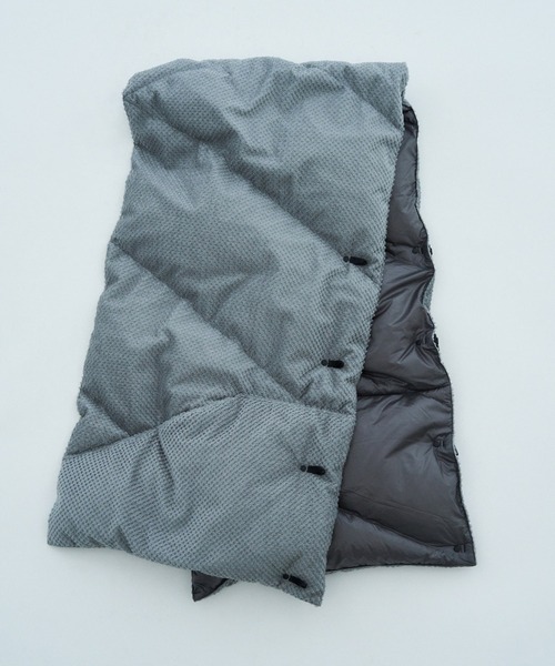NANGA(ナンガ)の「NANGA M4E×NANGA / リバーシブルダウンポンチョマフラー(マフラー・メンズ・ライトグレー/チャコールグレー・FREE)」の19枚目の写真