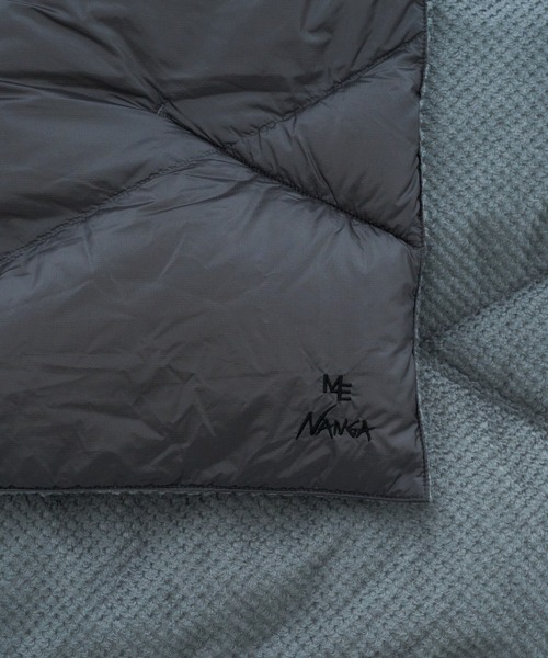 NANGA(ナンガ)の「NANGA M4E×NANGA / リバーシブルダウンポンチョマフラー(マフラー・メンズ・ライトグレー/チャコールグレー・FREE)」の22枚目の写真