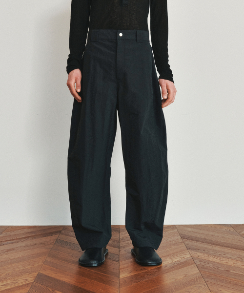 HEUTE(ホイテ)の「RUSTLE STRAP CURVE PANTS (BLACK)(その他パンツ・メンズ・ブラック・M)」の1枚目の写真