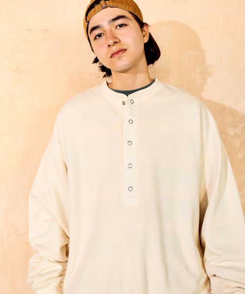 niko and...(ニコアンド)の「裏毛ピグメントヘンリープルオーバー(Tシャツ/カットソー・メンズ・オフホワイト/チャコール/ライトブラウン/グリーン・MEDIUM/LARGE)」の1枚目の写真