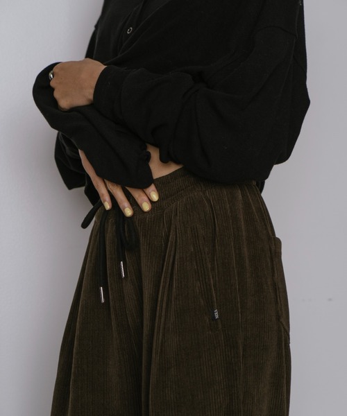 VION（ヴィオン）の「コーデュロイイージーワイドパンツ / Corduroy Easy Wide Pants（その他パンツ・レディース・ブラック/カーキ・FREE）」の6枚目の写真