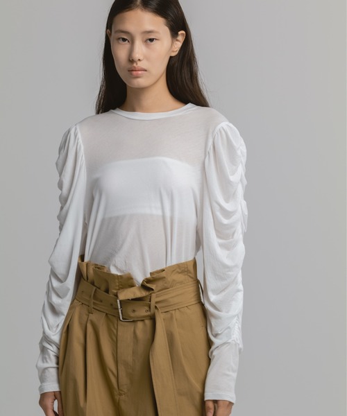 CINOH(チノ)の「SHEF GATHERED SLEEVE LONG T SHIRT(Tシャツ/カットソー・レディース・ブラック/ホワイト・38)」の2枚目の写真