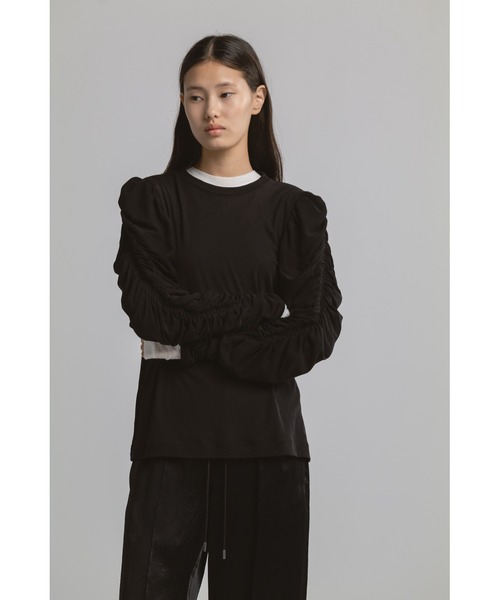 CINOH(チノ)の「SHEF GATHERED SLEEVE LONG T SHIRT(Tシャツ/カットソー・レディース・ブラック/ホワイト・38)」の3枚目の写真