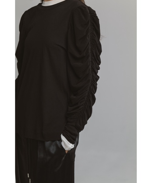 CINOH(チノ)の「SHEF GATHERED SLEEVE LONG T SHIRT(Tシャツ/カットソー・レディース・ブラック/ホワイト・38)」の4枚目の写真