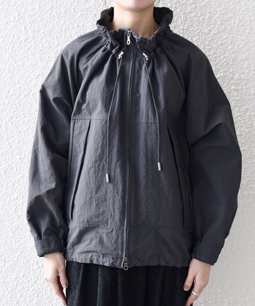 SHIPS anyシップス ナイロンタスランギャザー スタンドカラーブルゾン SHIPS any:〈洗濯機可能〉ナイロン タスラン ギャザー スタンドカラー