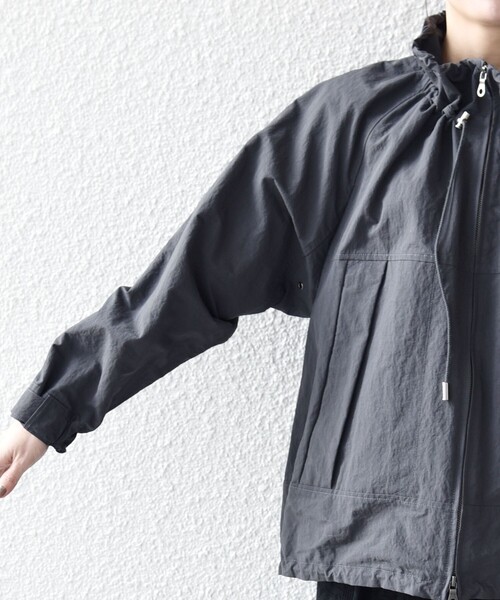 SHIPS anyシップス ナイロンタスランギャザー スタンドカラーブルゾン SHIPS any:〈洗濯機可能〉ナイロン タスラン ギャザー スタンドカラー