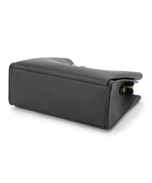 SHOO・LA・RUE（シューラルー）の「【2WAY】きれいめスタイルにマッチする 一枚革風 三層トートバッグ（トートバッグ・レディース・ブラック/グレー/ベージュ系4・00）」の6枚目の写真