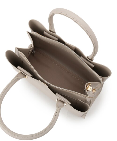 SHOO・LA・RUE（シューラルー）の「【2WAY】きれいめスタイルにマッチする 一枚革風 三層トートバッグ（トートバッグ・レディース・ブラック/グレー/ベージュ系4・00）」の8枚目の写真