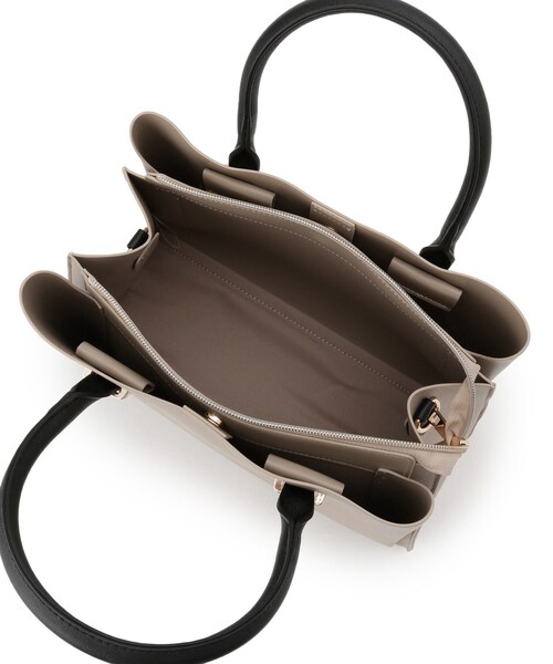 SHOO・LA・RUE（シューラルー）の「【2WAY】きれいめスタイルにマッチする 一枚革風 三層トートバッグ（トートバッグ・レディース・ブラック/グレー/ベージュ系4・00）」の9枚目の写真