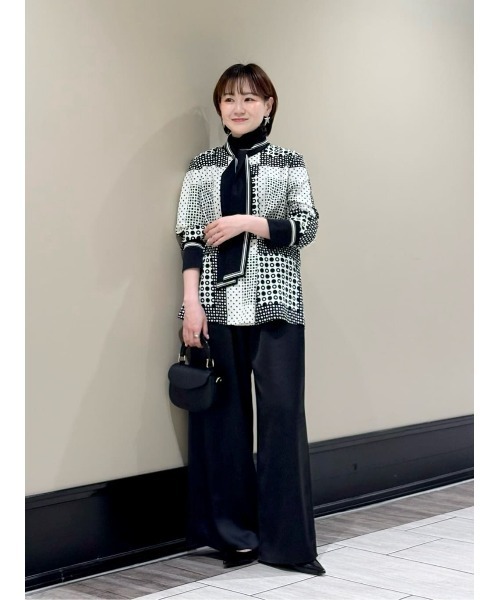 allureville(アルアバイル)の「サテンイージーパンツ(その他パンツ・レディース・ベージュ/ブラック/キャメル・2/1)」の8枚目の写真