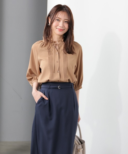 GLACIER lusso(グラシアルッソ)の「6分袖フリルネックブラウス(シャツ/ブラウス・レディース・レッド/ダークベージュ/ネイビー/グレイッシュベージュ・L/LL/M/S)」の19枚目の写真