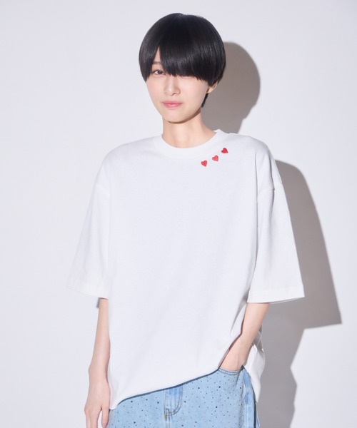 INTER FACTORY(インターファクトリー)の「あやせりんて ハート刺繍Tシャツ(Tシャツ/カットソー・レディース・ホワイト/ブラック・LARGE/SMALL/MEDIUM)」の3枚目の写真