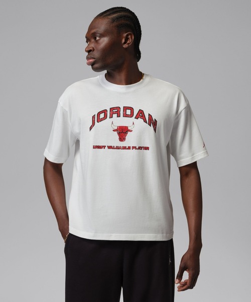 JORDAN BRAND(ジョーダンブランド)の「JORDAN BRAND M J FLT ESS BXY GFX SS CREW / ジョーダン ブランド ジョーダン FLT ESS BXY GFX ショートスリーブ クルー / NIKE【SP】(Tシャツ/カットソー・メンズ・ホワイト・M/S/XXL/XL/L)」の2枚目の写真