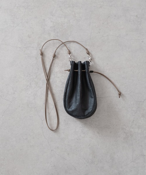 Senti(センティ)の「SENTI Dyneema Leather MEDICINE BAG M / 超軽量ダイニーマレザー メディスンバッグ M(ショルダーバッグ・メンズ・ブラック系その他/ブラック・FREE)」の4枚目の写真