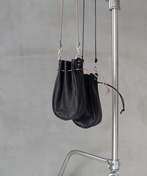 Senti(センティ)の「SENTI Dyneema Leather MEDICINE BAG M / 超軽量ダイニーマレザー メディスンバッグ M(ショルダーバッグ・メンズ・ブラック系その他/ブラック・FREE)」の3枚目の写真