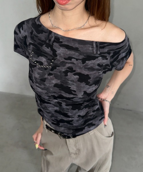 Bamm(バム)の「アウトポケットオフショルカモフラトップス(Tシャツ/カットソー・レディース・グレー/カモフラージュ・FREE)」の2枚目の写真