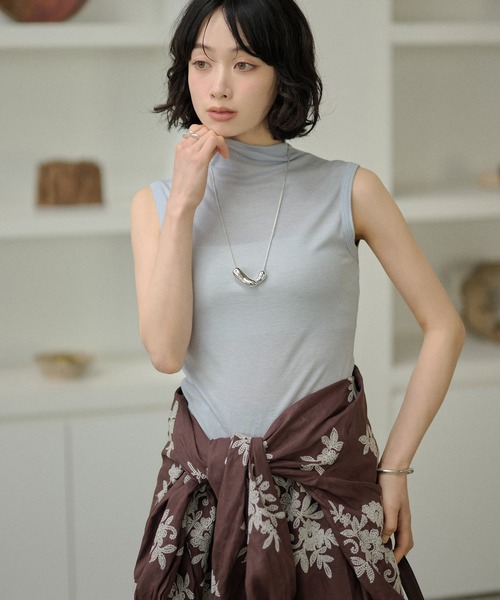 LAULEN(ローレン)の「high neck sleeveless tops /ハイネックノースリーブカットソー(Tシャツ/カットソー・レディース・ブラック/グレイッシュベージュ/ライトブルー/アイボリー・FREE)」の4枚目の写真