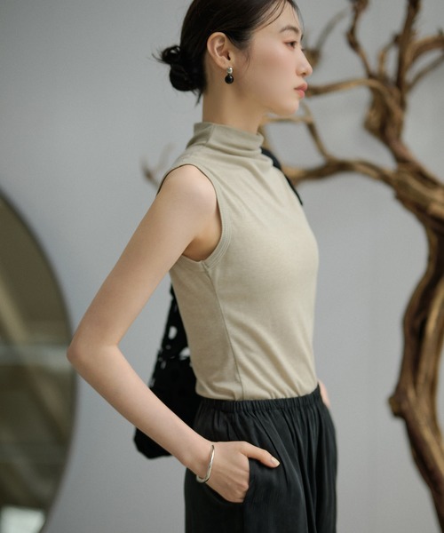 LAULEN(ローレン)の「high neck sleeveless tops /ハイネックノースリーブカットソー(Tシャツ/カットソー・レディース・ブラック/グレイッシュベージュ/ライトブルー/アイボリー・FREE)」の5枚目の写真