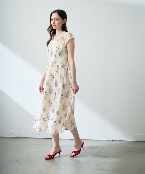 MISCH MASCH(ミッシュマッシュ)の「2026春夏新作 フラワープリントシアーレースフレアワンピース(ワンピース・レディース・ホワイト・フリ-)」の4枚目の写真