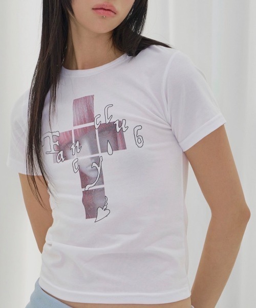 FANCY CLUB(ファンシークラブ)の「【FANCY CLUB】CROSS KIRA TEE / 【ファンシークラブ】クロスキラ半袖Tシャツ<着用動画あり>(Tシャツ/カットソー・レディース・ブラック/ホワイト/ピンク・ONE SIZE)」の2枚目の写真