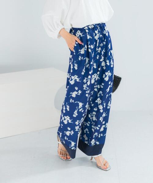 URBAN RESEARCH ROSSO WOMEN(アーバンリサーチ ロッソ)の「フラワーモチーフプリントパンツ(その他パンツ・レディース・グリーン/ブルー・36/38)」の1枚目の写真