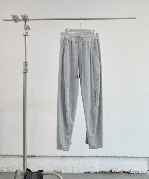 NVRFRGT(ネヴァーフォーゲット)の「VELOUR 3D TWISTED LOUNGE PANTS(スウェットパンツ・レディース・ブラウン/グレー・1)」の5枚目の写真