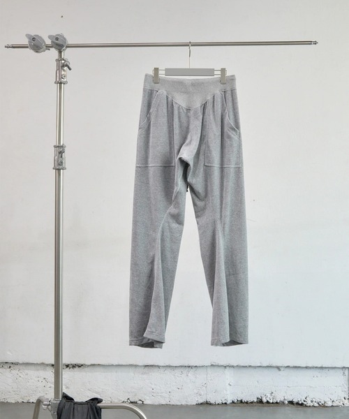 NVRFRGT(ネヴァーフォーゲット)の「VELOUR 3D TWISTED LOUNGE PANTS(スウェットパンツ・レディース・ブラウン/グレー・1)」の6枚目の写真