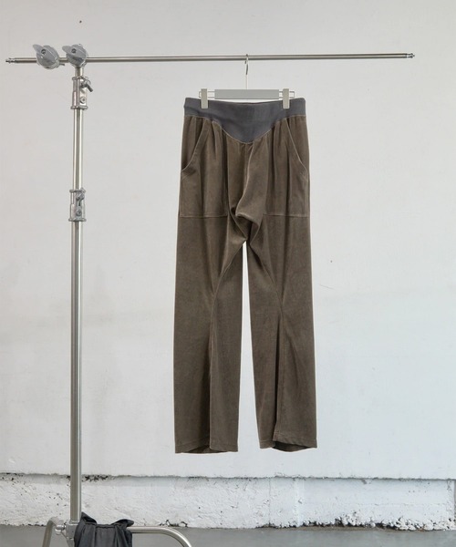 NVRFRGT(ネヴァーフォーゲット)の「VELOUR 3D TWISTED LOUNGE PANTS(スウェットパンツ・レディース・ブラウン/グレー・1)」の13枚目の写真