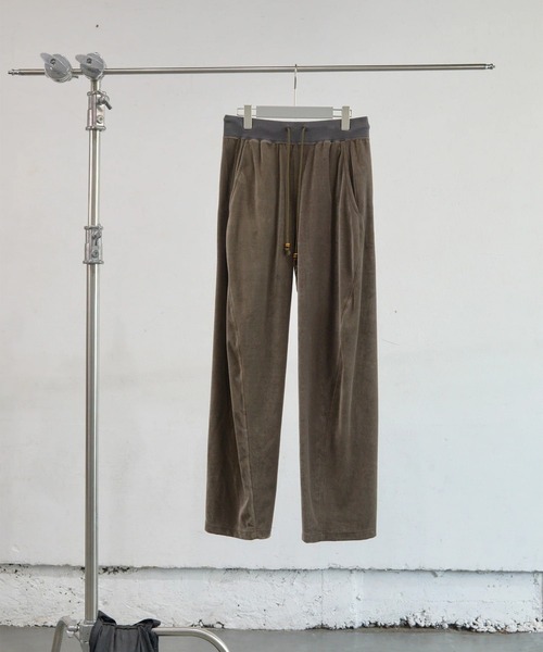 NVRFRGT(ネヴァーフォーゲット)の「VELOUR 3D TWISTED LOUNGE PANTS(スウェットパンツ・レディース・ブラウン/グレー・1)」の14枚目の写真