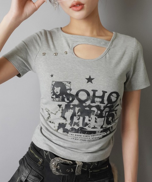 SPINNS(スピンズ)の「フロント開き半袖カットソー/プリントロゴ(Tシャツ/カットソー・レディース・グレー/ブラック/アイボリー・ONESIZE)」の3枚目の写真