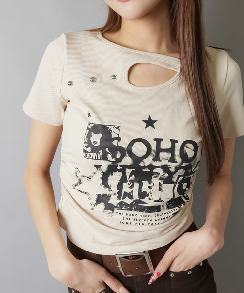 SPINNS(スピンズ)の「フロント開き半袖カットソー/プリントロゴ(Tシャツ/カットソー・レディース・グレー/ブラック/アイボリー・ONESIZE)」の1枚目の写真