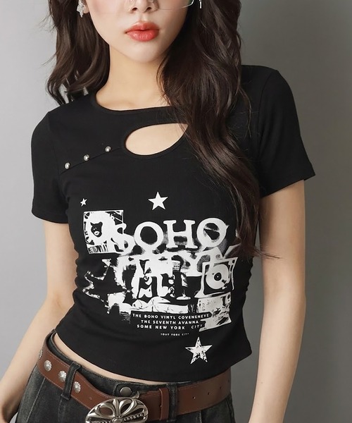 SPINNS(スピンズ)の「フロント開き半袖カットソー/プリントロゴ(Tシャツ/カットソー・レディース・グレー/ブラック/アイボリー・ONESIZE)」の2枚目の写真