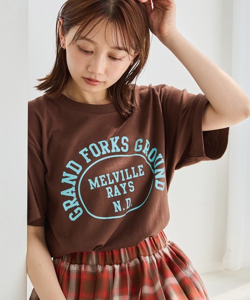 LAVEANGE(ラビアンジェ)の「カレッジロゴプリントTシャツ|大人カジュアル/大人こなれロゴ/ゆったりシルエット/半袖Tシャツ/綿100%(Tシャツ/カットソー・レディース・ホワイト/ネイビー/ダークブラウン/ライトベージュ・4L/3L/LL/M)」の1枚目の写真