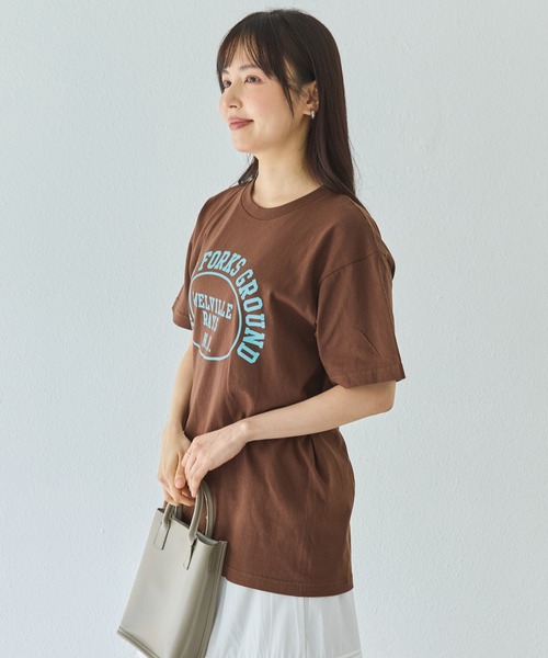 LAVEANGE(ラビアンジェ)の「カレッジロゴプリントTシャツ|大人カジュアル/大人こなれロゴ/ゆったりシルエット/半袖Tシャツ/綿100%(Tシャツ/カットソー・レディース・ホワイト/ネイビー/ダークブラウン/ライトベージュ・4L/3L/LL/M)」の5枚目の写真