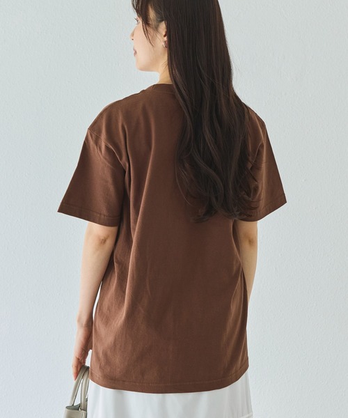 LAVEANGE(ラビアンジェ)の「カレッジロゴプリントTシャツ|大人カジュアル/大人こなれロゴ/ゆったりシルエット/半袖Tシャツ/綿100%(Tシャツ/カットソー・レディース・ホワイト/ネイビー/ダークブラウン/ライトベージュ・4L/3L/LL/M)」の6枚目の写真
