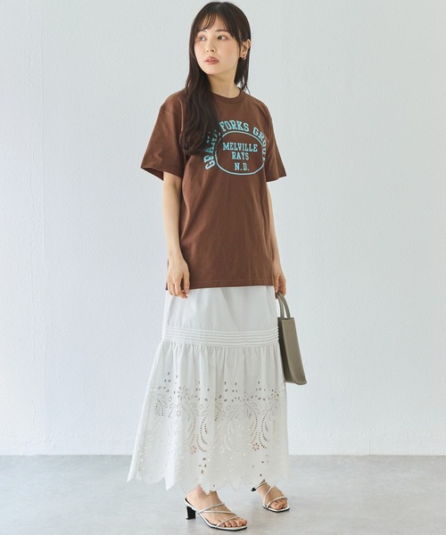 LAVEANGE(ラビアンジェ)の「カレッジロゴプリントTシャツ|大人カジュアル/大人こなれロゴ/ゆったりシルエット/半袖Tシャツ/綿100%(Tシャツ/カットソー・レディース・ホワイト/ネイビー/ダークブラウン/ライトベージュ・4L/3L/LL/M)」の7枚目の写真