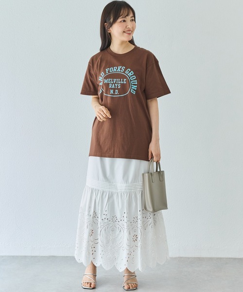 LAVEANGE(ラビアンジェ)の「カレッジロゴプリントTシャツ|大人カジュアル/大人こなれロゴ/ゆったりシルエット/半袖Tシャツ/綿100%(Tシャツ/カットソー・レディース・ホワイト/ネイビー/ダークブラウン/ライトベージュ・4L/3L/LL/M)」の8枚目の写真