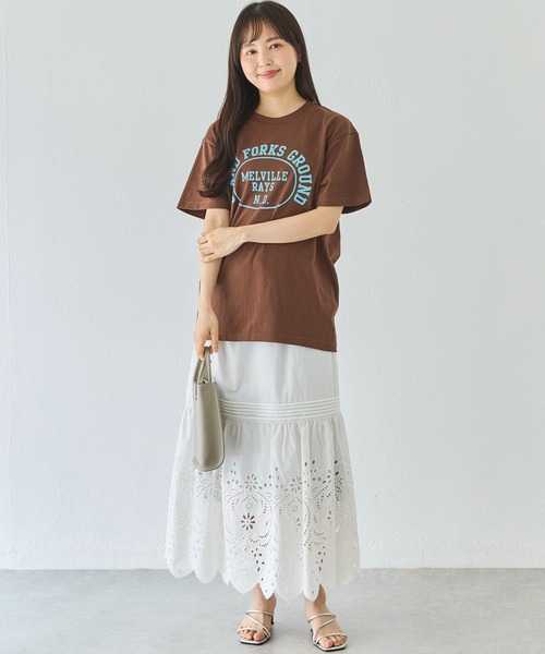 LAVEANGE(ラビアンジェ)の「カレッジロゴプリントTシャツ|大人カジュアル/大人こなれロゴ/ゆったりシルエット/半袖Tシャツ/綿100%(Tシャツ/カットソー・レディース・ホワイト/ネイビー/ダークブラウン/ライトベージュ・4L/3L/LL/M)」の9枚目の写真