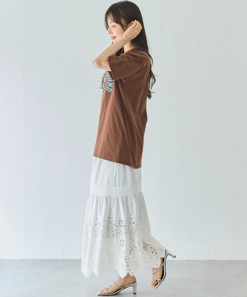 LAVEANGE(ラビアンジェ)の「カレッジロゴプリントTシャツ|大人カジュアル/大人こなれロゴ/ゆったりシルエット/半袖Tシャツ/綿100%(Tシャツ/カットソー・レディース・ホワイト/ネイビー/ダークブラウン/ライトベージュ・4L/3L/LL/M)」の10枚目の写真