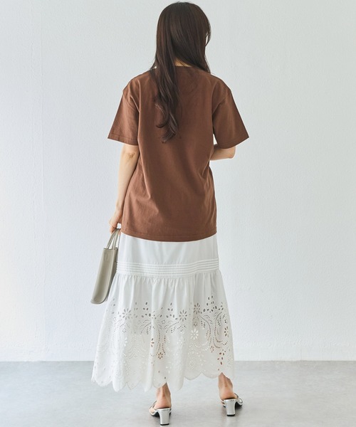 LAVEANGE(ラビアンジェ)の「カレッジロゴプリントTシャツ|大人カジュアル/大人こなれロゴ/ゆったりシルエット/半袖Tシャツ/綿100%(Tシャツ/カットソー・レディース・ホワイト/ネイビー/ダークブラウン/ライトベージュ・4L/3L/LL/M)」の11枚目の写真