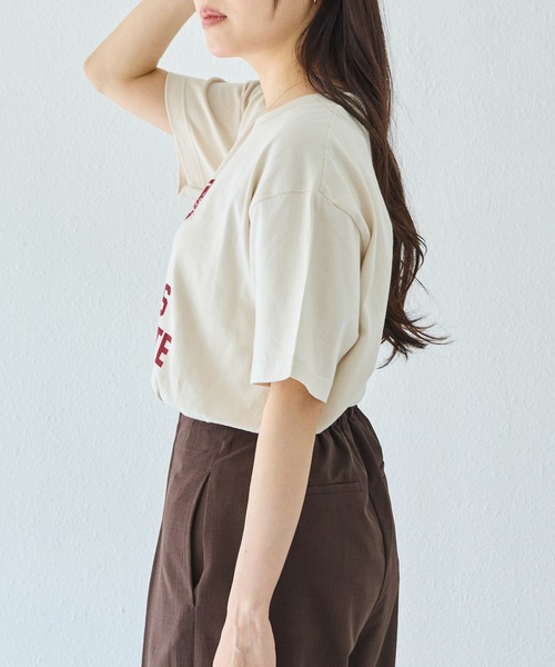 LAVEANGE(ラビアンジェ)の「カレッジロゴプリントTシャツ|大人カジュアル/大人こなれロゴ/ゆったりシルエット/半袖Tシャツ/綿100%(Tシャツ/カットソー・レディース・ホワイト/ネイビー/ダークブラウン/ライトベージュ・4L/3L/LL/M)」の14枚目の写真