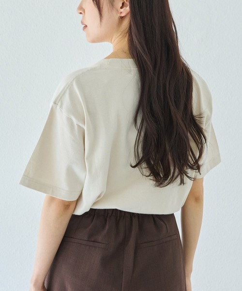 LAVEANGE(ラビアンジェ)の「カレッジロゴプリントTシャツ|大人カジュアル/大人こなれロゴ/ゆったりシルエット/半袖Tシャツ/綿100%(Tシャツ/カットソー・レディース・ホワイト/ネイビー/ダークブラウン/ライトベージュ・4L/3L/LL/M)」の15枚目の写真