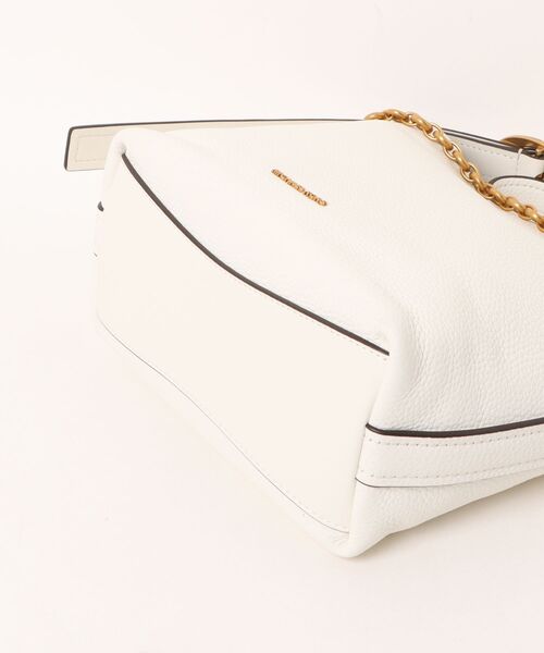 MICHAEL KORS(マイケルコース)の「NOLITA ペブルレザー チェーン バケットバッグ ショルダートート スモール(ショルダーバッグ・レディース・ホワイト系・FREE)」の6枚目の写真