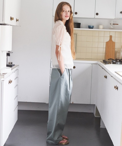 LE CIEL BLEU(ルシェルブルー)の「グロスフィニッシュチノパンツ / Gloss-Finish Chino Pants(その他パンツ・レディース・ピンク/グレー・38/34/36)」の3枚目の写真