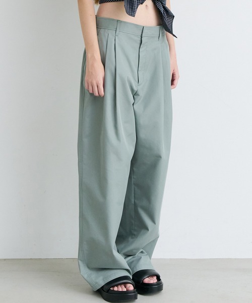LE CIEL BLEU(ルシェルブルー)の「グロスフィニッシュチノパンツ / Gloss-Finish Chino Pants(その他パンツ・レディース・ピンク/グレー・38/34/36)」の8枚目の写真