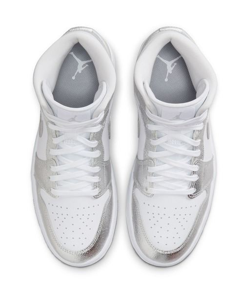 JORDAN BRAND(ジョーダンブランド)の「JORDAN BRAND W AIR JORDAN 1 MID SE FN5031-100(スニーカー・メンズ・シルバー・24cm/24.5cm/23.5cm)」の4枚目の写真