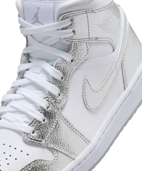 JORDAN BRAND(ジョーダンブランド)の「JORDAN BRAND W AIR JORDAN 1 MID SE FN5031-100(スニーカー・メンズ・シルバー・24cm/24.5cm/23.5cm)」の3枚目の写真